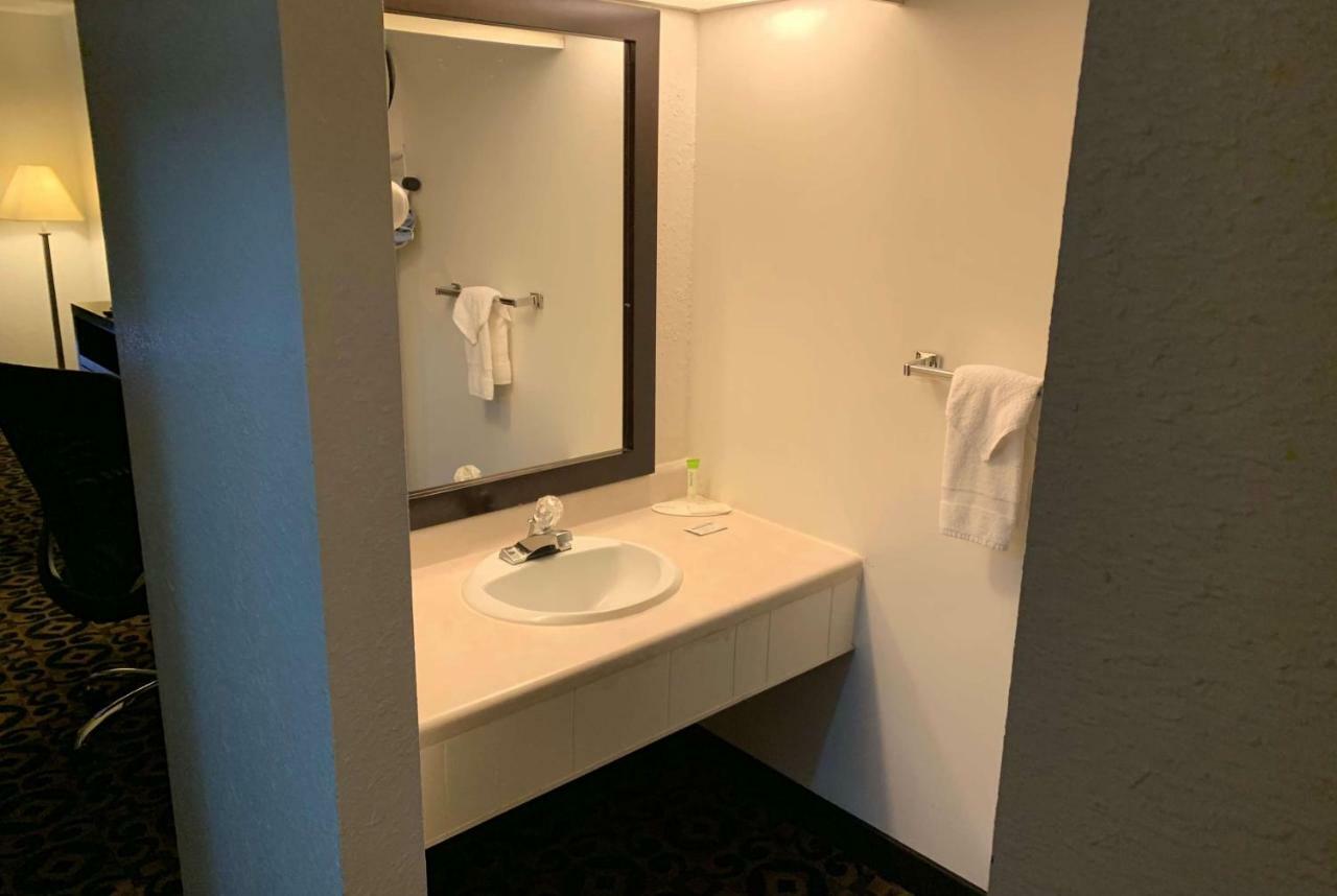 Travelodge By Wyndham Torrington Ngoại thất bức ảnh